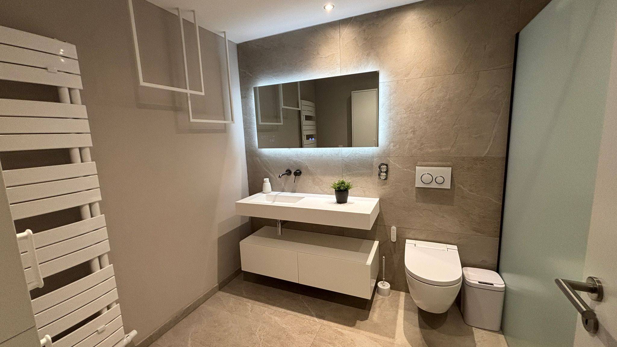 Bad in Marmoroptik greige mit Walk-in-Dusche und großformatigen Wandfliesen