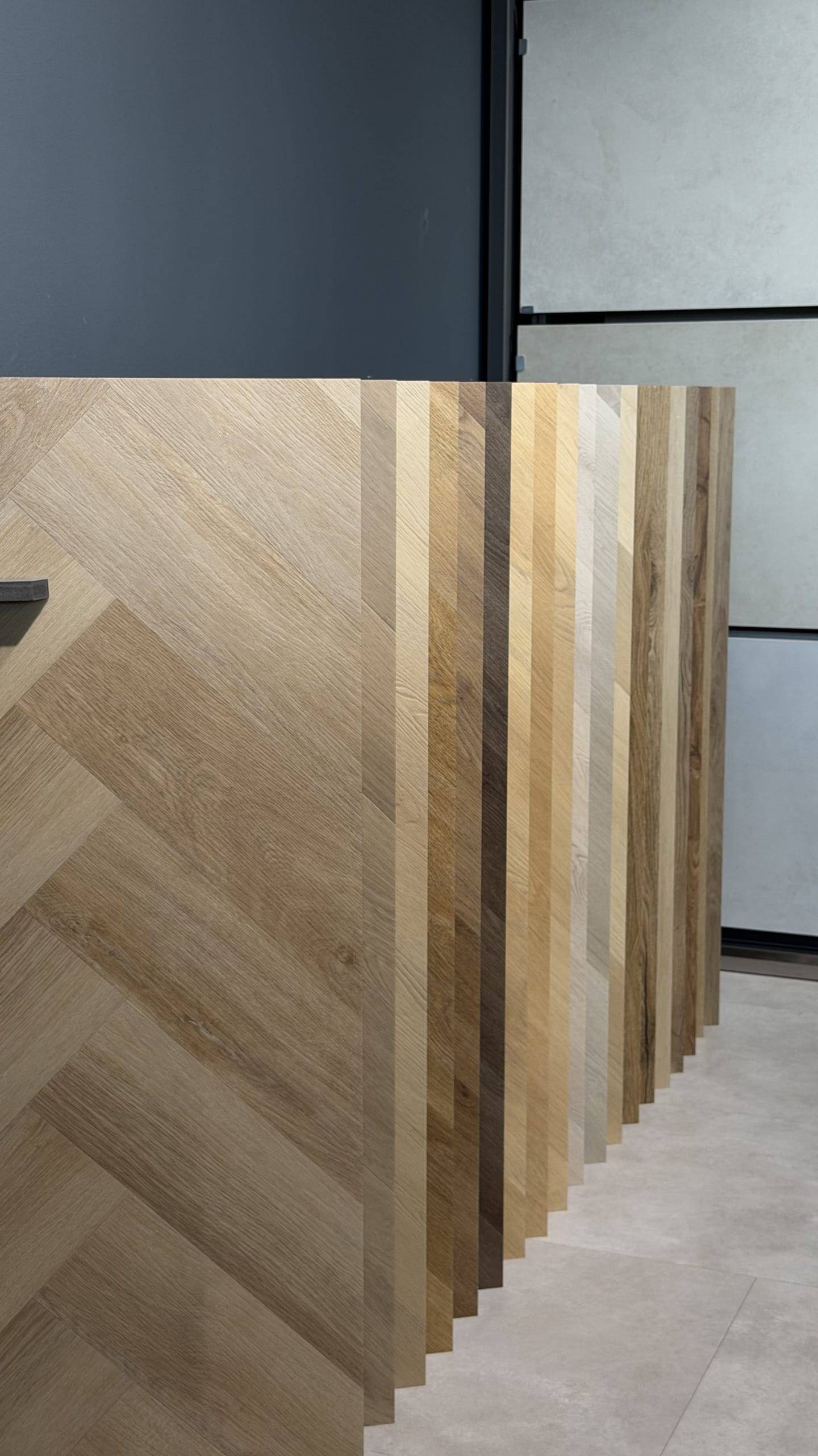 Bodenfliesen in Holzoptik als Musterfläche im Showroom