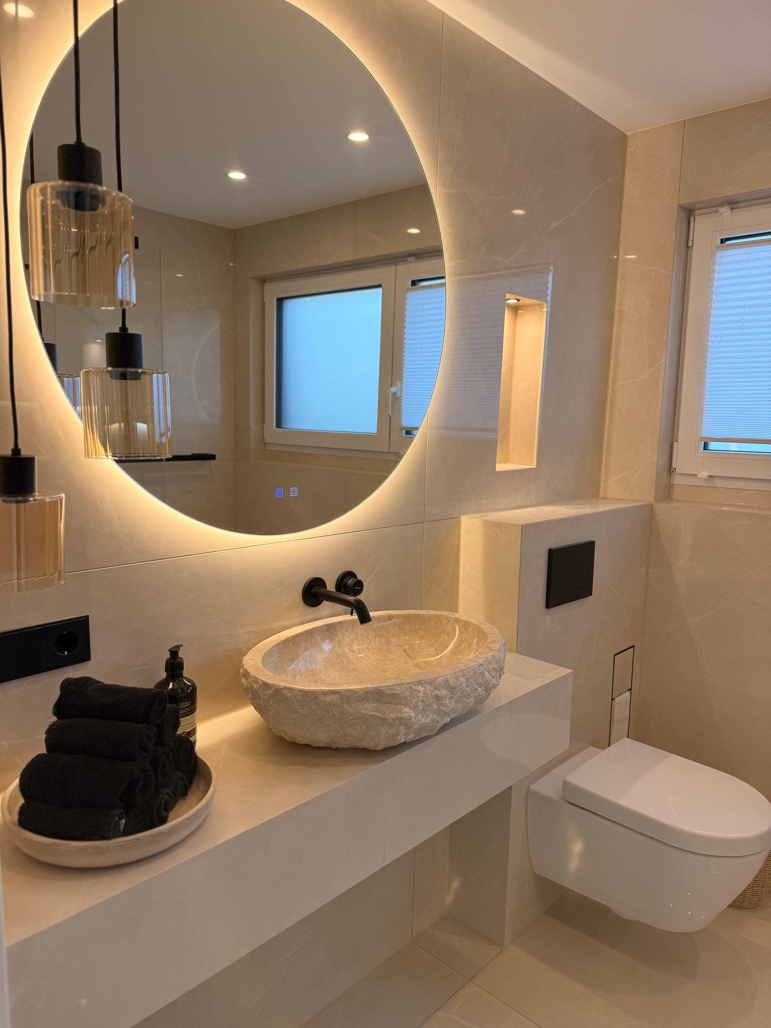 Gäste-WC mit cremefarbenen XXL-Fliesen an Wand und Boden
