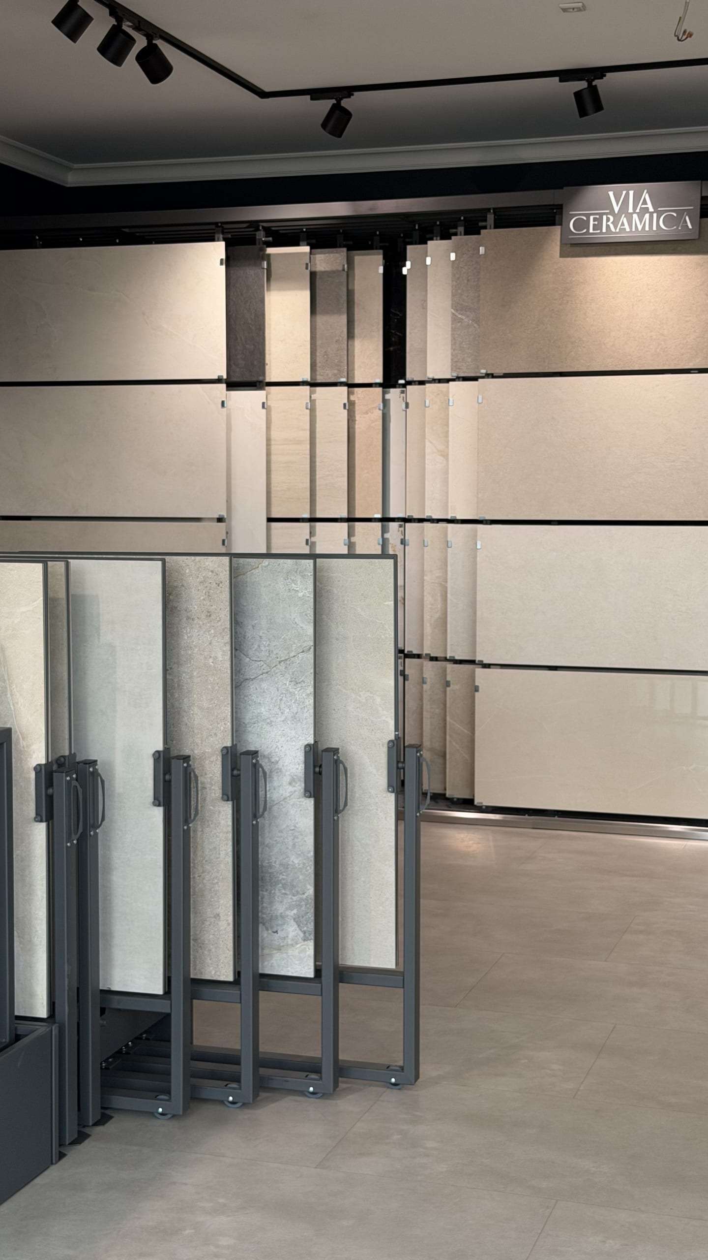 Musterwand mit großformatigen italienischen Fliesen im Showroom