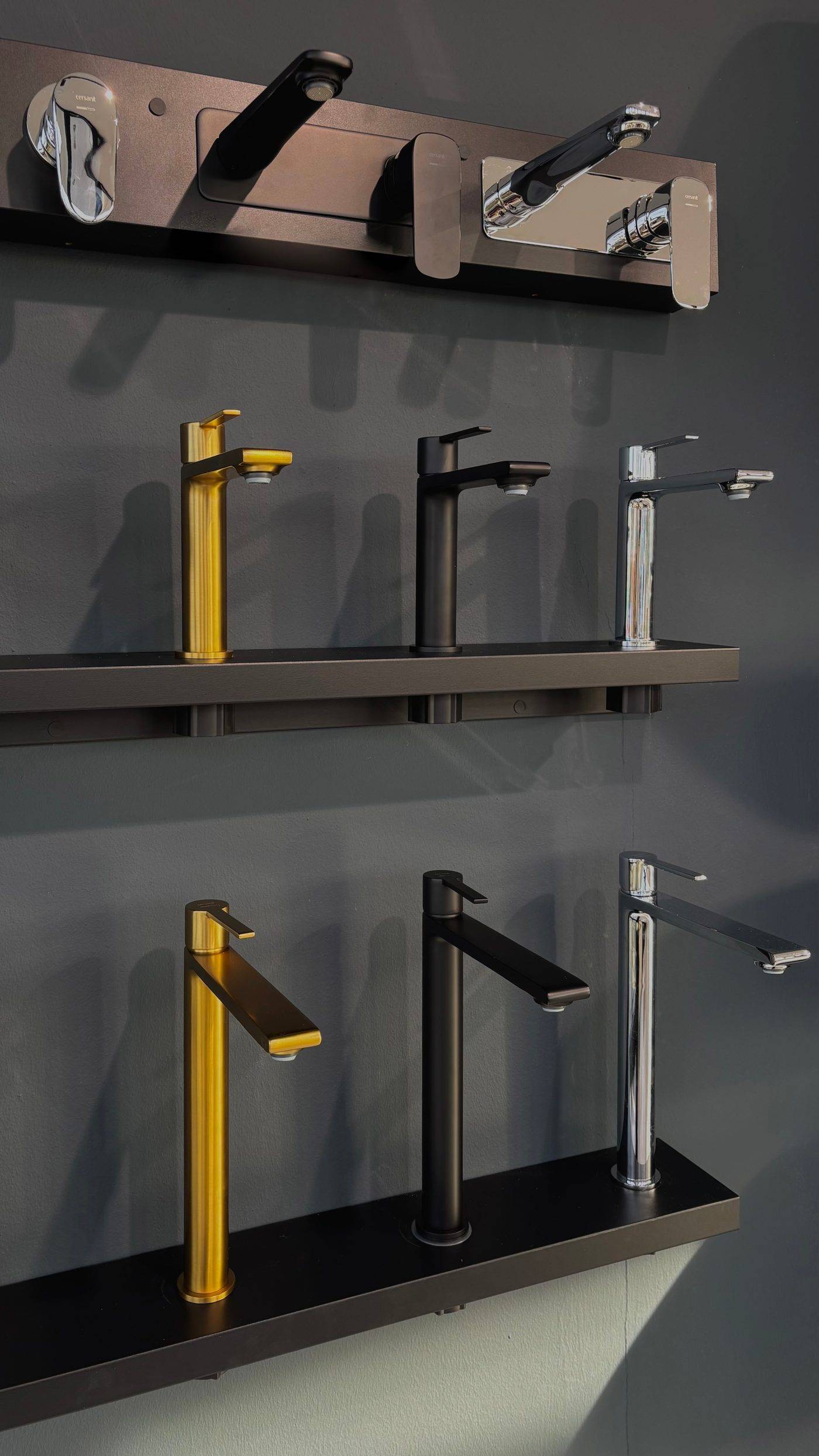 Ausstellungswand mit Armaturen in Gold, Mattschwarz und Chrom