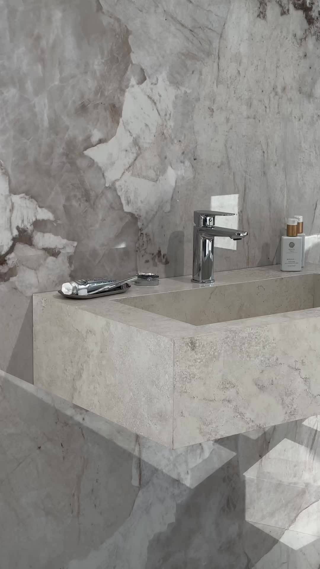 Maßangefertigtes Waschbecken aus Keramik im Detail