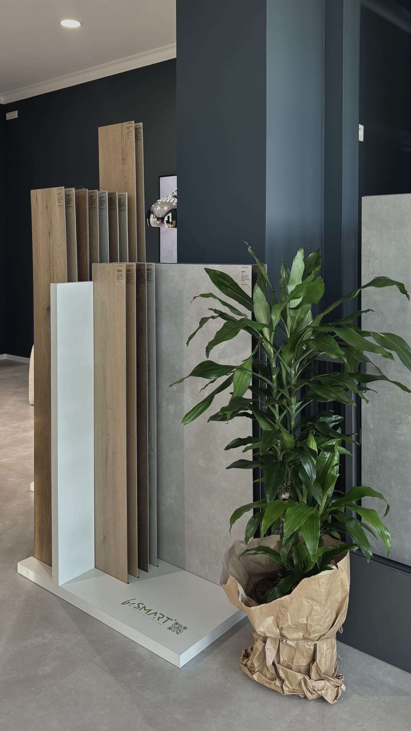 Vinylboden-Display in SPC-Ausführung im Showroom