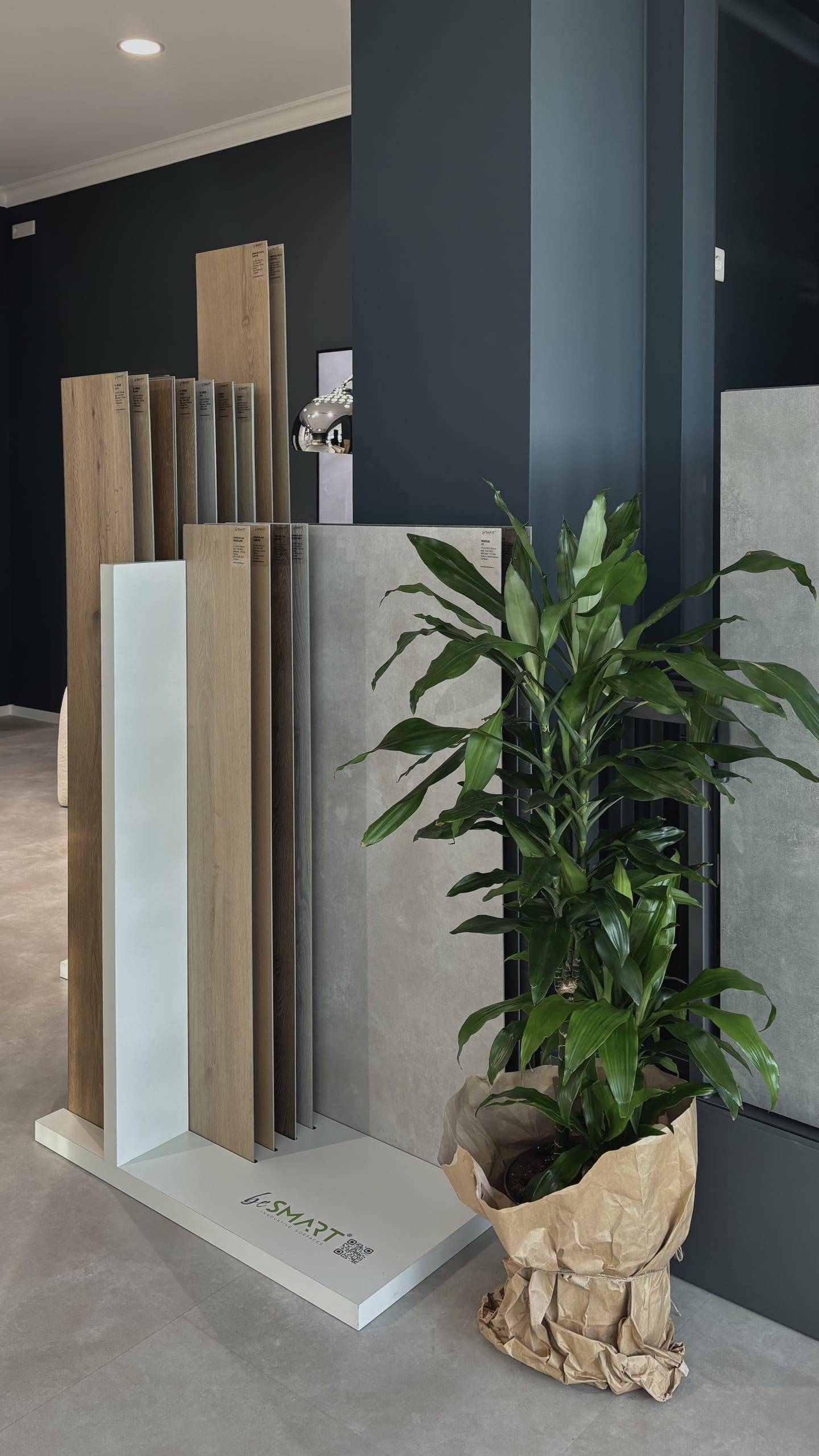 Vinylboden-Display in SPC-Ausführung im Showroom